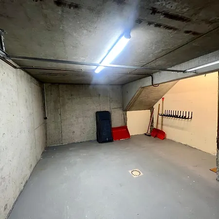 Lauranoure Centre Station * לס דה-אלפס